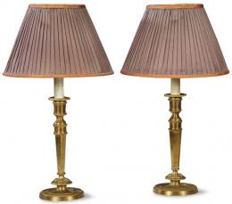 Lote 1404: Pareja de lámparas de mesa realizadas con candeleros de bronce del S. XIX.