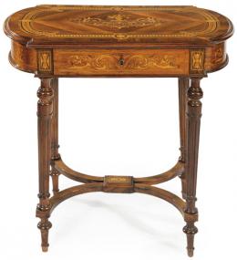 Lote 1416: Mesa tocador eduardina en madera de palisandro, con decoración vegetal en limoncillo, con tapa abatible que al abrirse muestra un espejo en el reverso y diferentes compartimentos. Inglaterra, finales S. XIX
