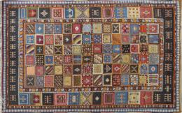 Lote 1424: Alfombra marroquí bererber con diseño tipo patchwork combinando la técnica del kilim y el nudo.