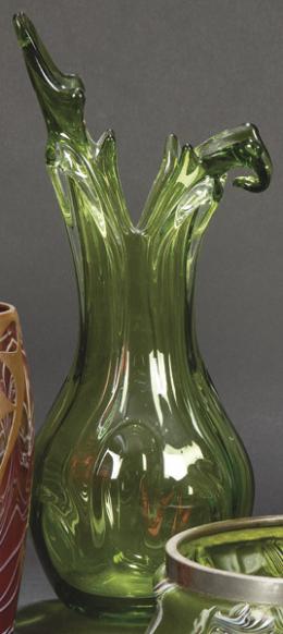 Lote 1430: Jarrón de cristal de Murano verde con boca rizada.