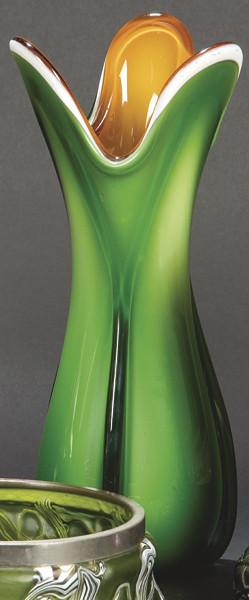 Lote 1432: Jarrón de cristal de Murano doblado con capas internas en ambar y opalina y externa en verde.