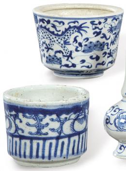 Lote 1483: Dos recipientes en porcelana china azul y blanco, Dinastía Qing S. XIX.