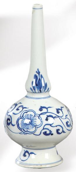 Lote 1484: Perfumador en porcelana china azul y blanca para el mercado persa. Dinastía Qing (1636-1912).