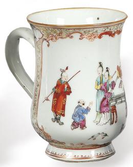 Lote 1486: Taza de porcelana de Compañía de Indias con esmaltes polícromos, Dinastía Qing h. 1800.