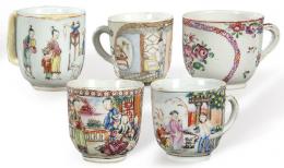 Lote 1487: Cinco tazas de porcelana de Compañía de Indias Familia Rosa, Dinastía Qing, época de Qianlong (1736-95)