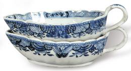Lote 1488: Pareja de salseras de porcelana de Compañía de Indias azul y blanco, Dinastía Qing, época de Qianlong (1736-95)