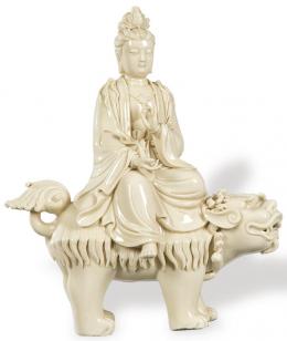 Lote 1489: "Guanyin Sentada en León de Foo" en porcelana "Blanco de China, Hornos de Dehua, Fukien, Dinastía Qing S. XVIII.
Con marcas de sello.