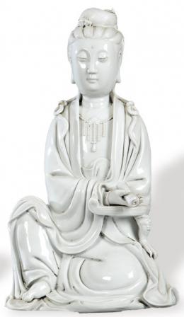 Lote 1490: "Guanyin Sentada" en porcelana "Blanco de China, Hornos de Dehua, Fukien, Dinastía Qing S. XVIII.
Con marcas de sello.