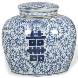 Lote 1492: Bote de genjibre en porcelana china azul y blanco, Dinastía Qing ff. S. XIX pp. S. XX.
