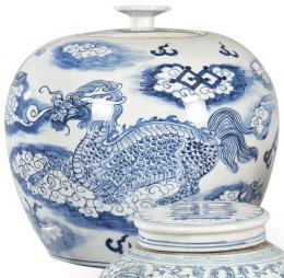 Lote 1493: Tibor de porcelana china azul y blanco con marca en la base de la Factoría Jin Tang Fu ji segunda mitad S. XX.