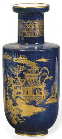 Lote 1495: Jarrón de porcelana europea azul cobalto y oro siguiendo modelos de época Kangxi S. XX.