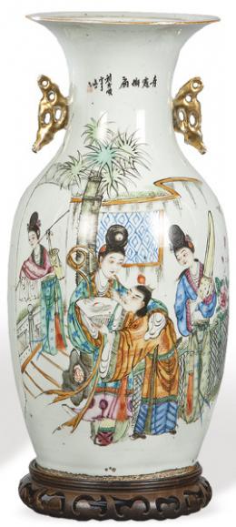 Lote 1498: Jarrón de porcelana china con esmaltes polícromos de época República h. 1940