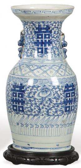 Lote 1499: Jarrón de porcelana china con decoración azul y blanco, Dinastía Qing S. XIX.