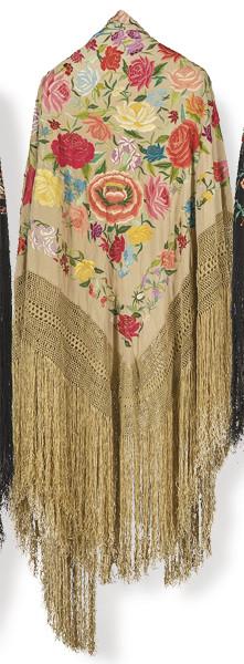 Lote 1502: Mantón de Manila en seda color mostaza con bordados de colores pp. S. XX.