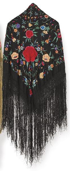 Lote 1503: Mantón de Manila en seda negro con bordados de flores de colores pp. S. XX.