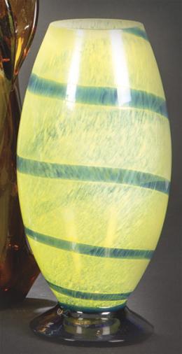 Lote 1524: Jarrón de cristal amarillo con franjas verdes