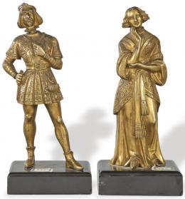 Lote 1537: Pareja de figuras de estilo medieval en bronce dorado con peana de mármol negro
