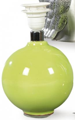 Lote 1550: Lámpara de mesa de loza vidriada en verde pistacho