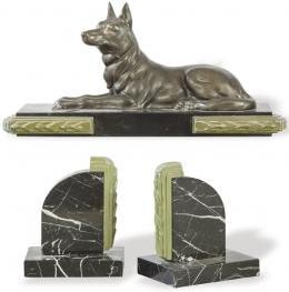 Lote 1554: Perro y dos sujetalibros Art Deco de bronce y piedra dura