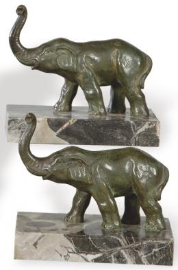 Lote 1557: Pareja de sujetalibros en forma de elefante en bronce patinado, de época Art Deco, Francia h. 1930.