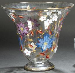Lote 1560: Jarrón de cristal abocinado con decoración de flores esmaltadas al fuego h. 1950-60.