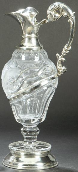 Lote 1562: Jarra con tapa de plata española punzonada 1ª Ley y cristal tallado y grabado al ácido.