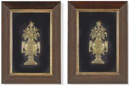 Lote 1572: Pareja de relieves de bronce dorado en forma de jarrón con flores, Francia S. XIX.
