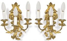 Lote 1576: Pareja de apliques de bronce, Francia S. XIX.
Con tres brazos de luz vegetalizados.