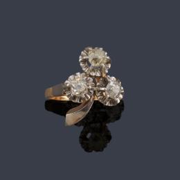 Lote 2007: Anillo con diseño floral con tres diamantes talla antigua de aprox. 1,35 ct en total.
