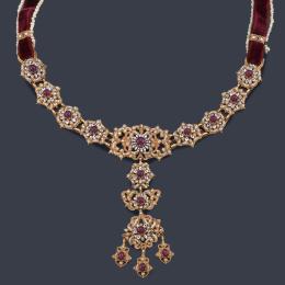 Lote 2011: Collar con perlitas aljófar, rubíes talla cabujón con motivos en esmalte, realizado en montura de oro amarillo de 12K. Ppios S. XIX.