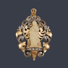 Lote 2013
Medalla devocional con La Imagen de La Virgen de la Inmaculada realizada en marfil, con diamantes talla rosa. Ppios S. XX.