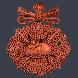 Lote 2016: Broche-colgante en forma de 'Rosa de pecho' realizado en coral rojo de Trapani (Sicilia) y base en plata. S. XVIII.
