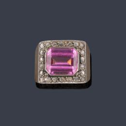 Lote 2018: Anillo retro con centro de 'Rosa de Francia' y orla de diamantes talla rosa, en montura de oro amarillo de 18K y vista en platino. Años '40.
