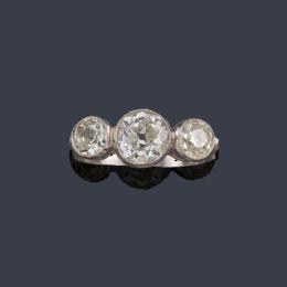 Lote 2041-a: Tresillo con tres diamantes talla antigua de aprox. 2,10 ct en total, realizado en montura de platino. Años '30.