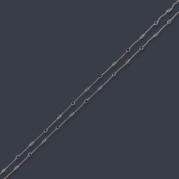 Lote 2050: Cadena larga con zafiros talla redonda engastados en bisel y realizada en platino.