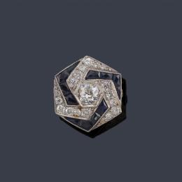Lote 2067: Anillo estilo 'art decó' con diamantes talla antigua y zafiros calibrados, con diseño en espiral.