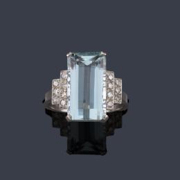 Lote 2073: Anillo con aguamarina rectangular de aprox. 6,00 ct con diamantes en ambos lados, en montura de platino.