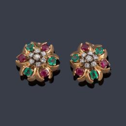 Lote 2082: Pendientes cortos con diseño floral con esmeraldas, rubíes y brillantes.