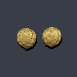 Lote 2085: LUIS GIL
Pendientes cortos en forma de media bola con entramado rayado en montura de oro amarillo de 18K.
