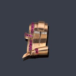 Lote 2087: Broche chevalier , con rubíes y diamantes con diseño de volutas en montura de oro rosa de 18K. Años 40.