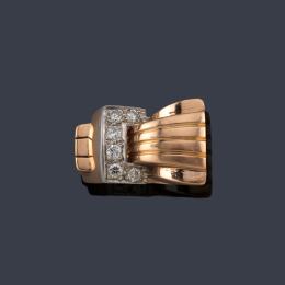 Lote 2091
Anillo chevalier diamantes talla brillante en montura de oro rosa de 18K. Años '40.