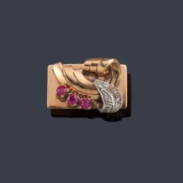 Lote 2092: Anillo chevalier con rubíes sintéticos y diamantes talla rosa en montura de oro rosa de 18K. Años '40.