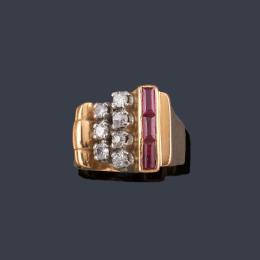 Lote 2093
Anillo chevalier con doble banda diamantes talla brillante y rubíes calibrados en montura de oro rosa de 18K. Años '40.