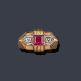 Lote 2094: Anillo chevalier con rubí sintético central y dos diamantes talla antigua. Años '40.