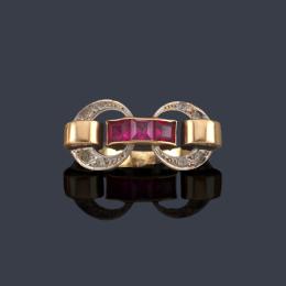 Lote 2095: Anillo retro con banda central de rubíes calibrados y dos motivos circulares con diamantes talla rosa. Años '40.