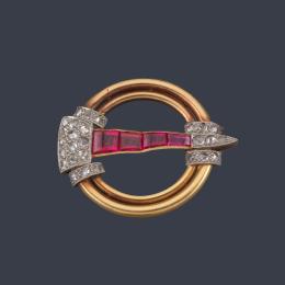 Lote 2097: Broche retro con diseño circular con banda de rubíes sintéticos calibrados y motivos con diamantes talla holandesa. Años '40.