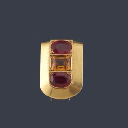 Lote 2098: Broche retro con dos rubíes ovalados sintéticos y un cuarzo citrino en montura de oro amarillo de 18K. Años '40.