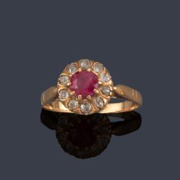 Lote 2099: Anillo con rubí sintético central con orla de diamantes talla rosa en montura de oro amarillo de 18K. Ppios S. XX.