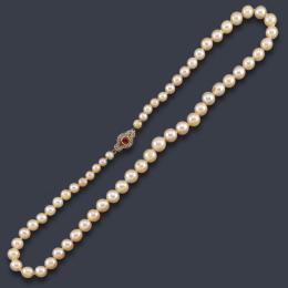 Lote 2101: Collar de perlas de aprox. 5,43 - 9,30 mm con broche en oro amarillo de 18K y vista en platino con diamantes talla rosa y rubí central.