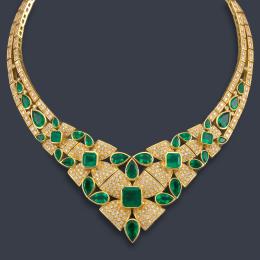 Lote 2107: Collar tipo babero con esmeraldas talla perilla y esmeralda de aprox. 28,90 ct en total y cuajado de brillantes de aprox. 10,20 ct en total.